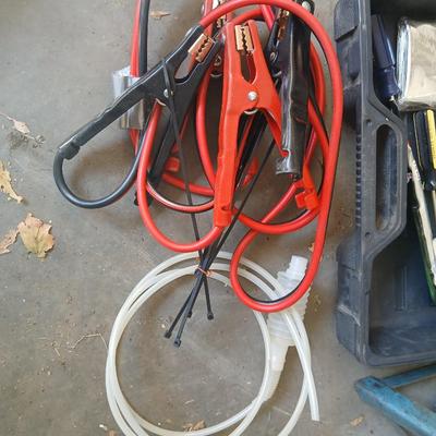 Vehicle emergency / safty set with jumper cables and a set of car jacks