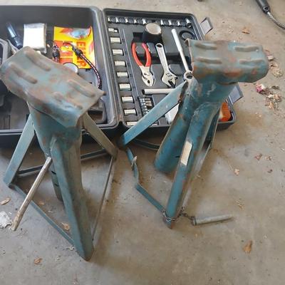 Vehicle emergency / safty set with jumper cables and a set of car jacks