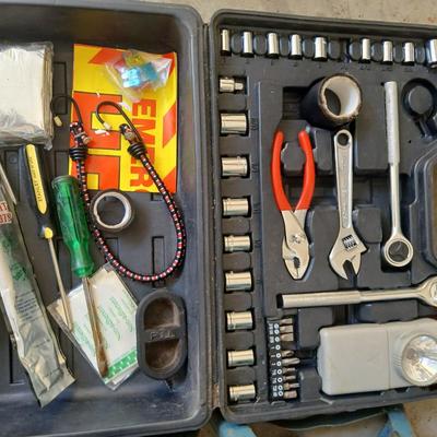 Vehicle emergency / safty set with jumper cables and a set of car jacks