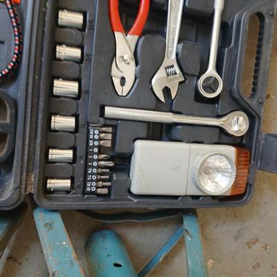 Vehicle emergency / safty set with jumper cables and a set of car jacks