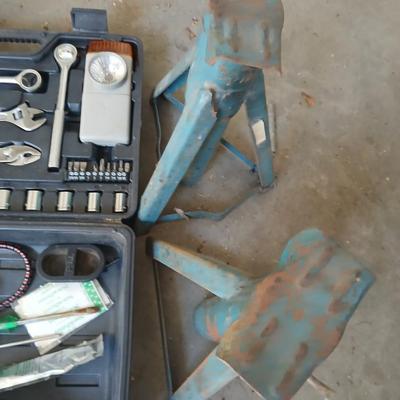 Vehicle emergency / safty set with jumper cables and a set of car jacks
