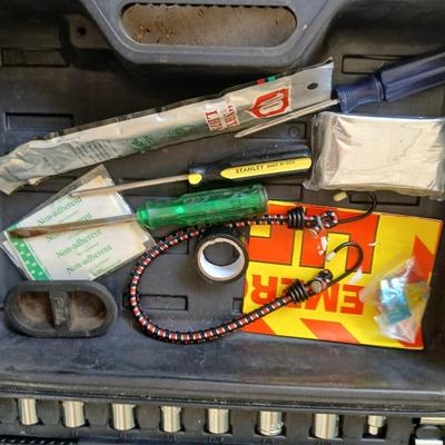 Vehicle emergency / safty set with jumper cables and a set of car jacks