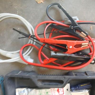 Vehicle emergency / safty set with jumper cables and a set of car jacks