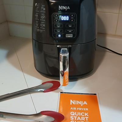 Ninja air fryermachine with tongs