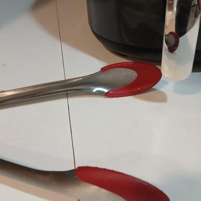 Ninja air fryermachine with tongs