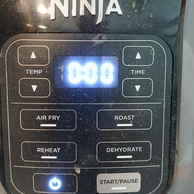 Ninja air fryermachine with tongs