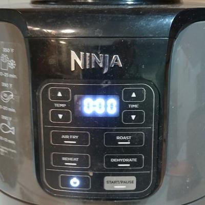 Ninja air fryermachine with tongs