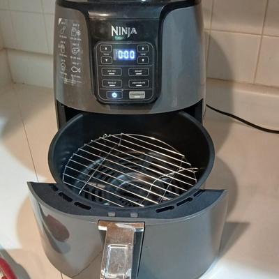 Ninja air fryermachine with tongs