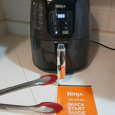 Ninja air fryermachine with tongs