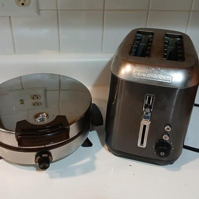 TOaster and a waffle maker griddle