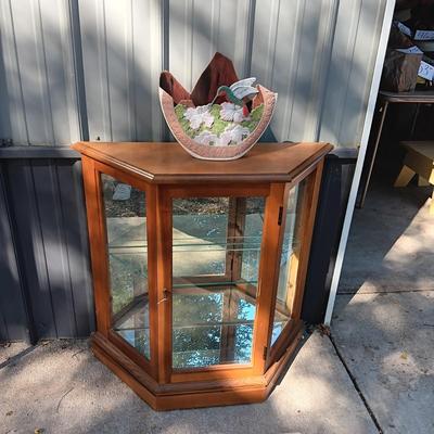 2 SHELF, MIRRORED BACK DISPLAY CABINET AND A HUMMINGBIRD TV LAMP