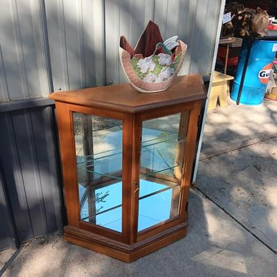2 SHELF, MIRRORED BACK DISPLAY CABINET AND A HUMMINGBIRD TV LAMP