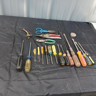 FLAT AND PHILLIPS SCREWDRIVERS AND MORE