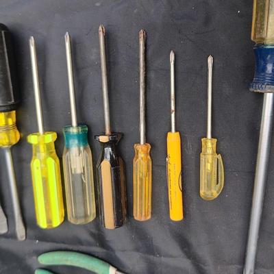 FLAT AND PHILLIPS SCREWDRIVERS AND MORE