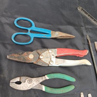 FLAT AND PHILLIPS SCREWDRIVERS AND MORE