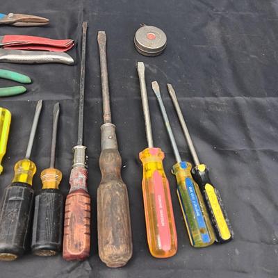 FLAT AND PHILLIPS SCREWDRIVERS AND MORE