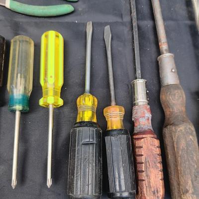 FLAT AND PHILLIPS SCREWDRIVERS AND MORE