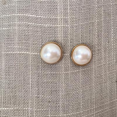 Pearl like earrings only one back