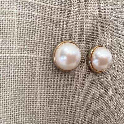 Pearl like earrings only one back