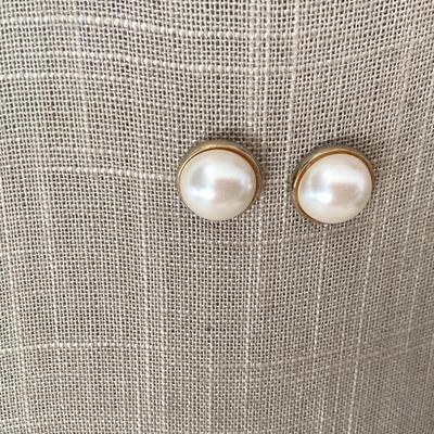 Pearl like earrings only one back