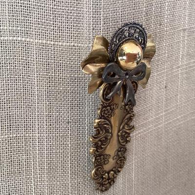 Angel brooch pin