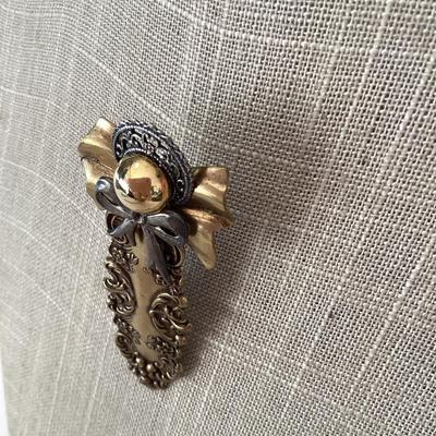 Angel brooch pin