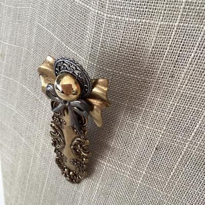 Angel brooch pin