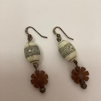 dangle earrings-ivory colored bead with brown flower