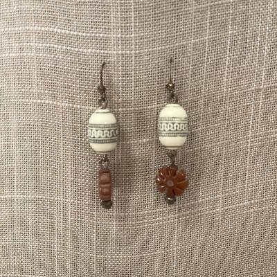 dangle earrings-ivory colored bead with brown flower