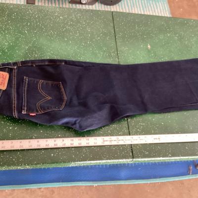 Levi Strauss SOS size 8 straight leg stretch denim