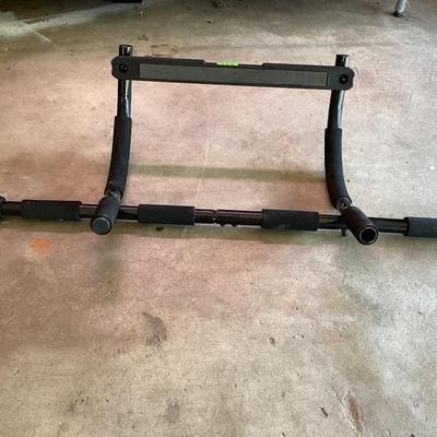Pro form doorway pull up bar
