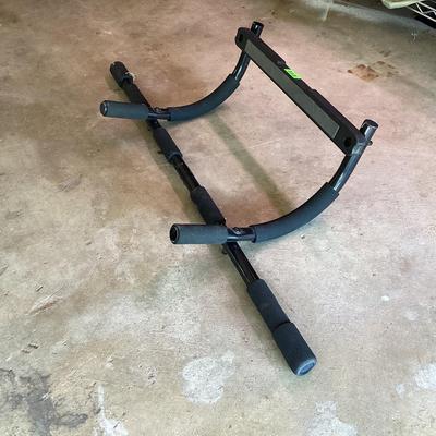 Pro form doorway pull up bar