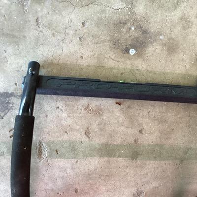 Pro form doorway pull up bar