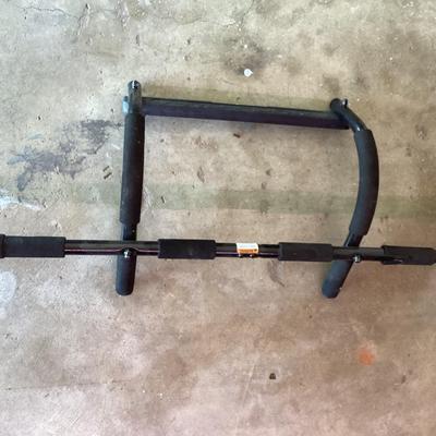 Pro form doorway pull up bar