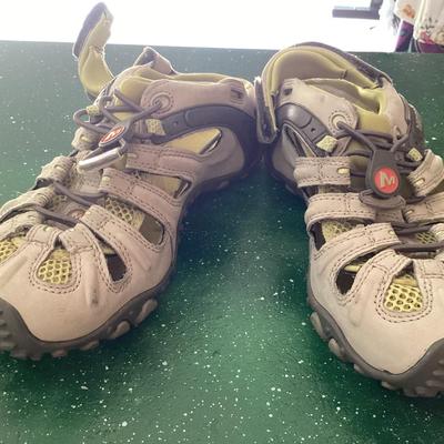 Merrell Air cushion adjustable sandals US 8.5 women's merrell air cushion adjustable sandals US 8.5 women's