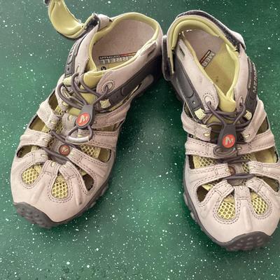 Merrell Air cushion adjustable sandals US 8.5 women's merrell air cushion adjustable sandals US 8.5 women's