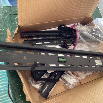 65 in x 32 inch tv mount with level on mount