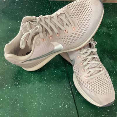 women's Nike 9.5 running shoes