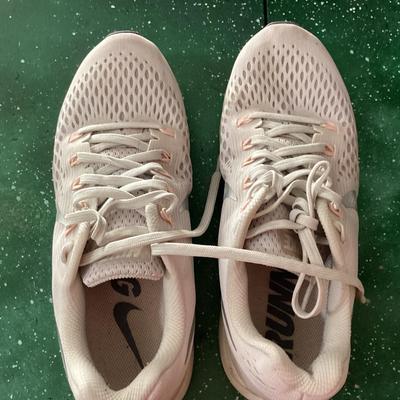 women's Nike 9.5 running shoes