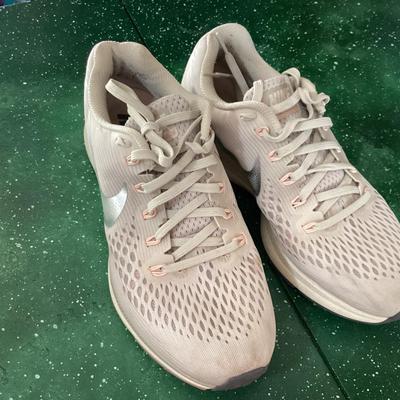 women's Nike 9.5 running shoes