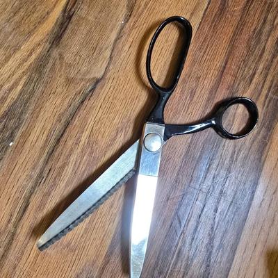 Sewing starter kit - needles - electric scissors - booklets- buttons - thread and much more