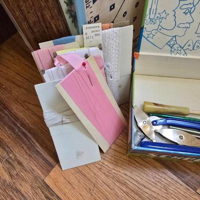 Sewing starter kit - needles - electric scissors - booklets- buttons - thread and much more