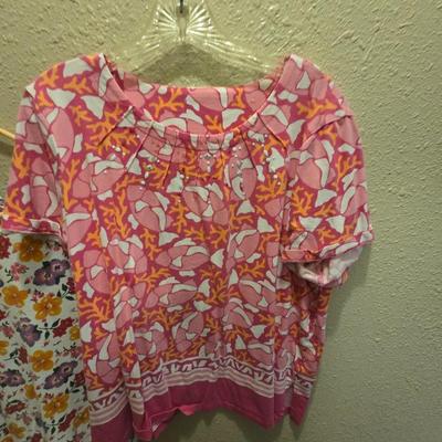 Womens tops = short sleeve - no tags