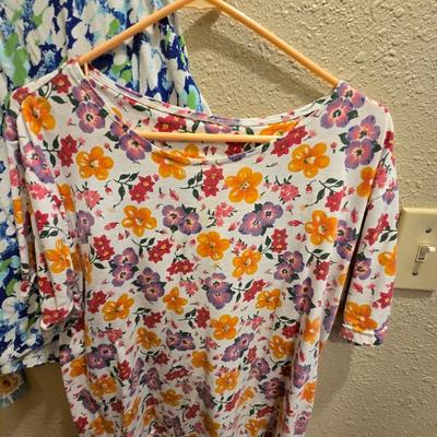 Womens tops = short sleeve - no tags