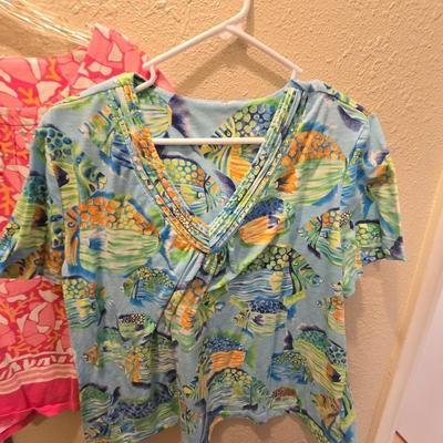 Womens tops = short sleeve - no tags