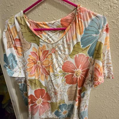 Womens tops = short sleeve - no tags