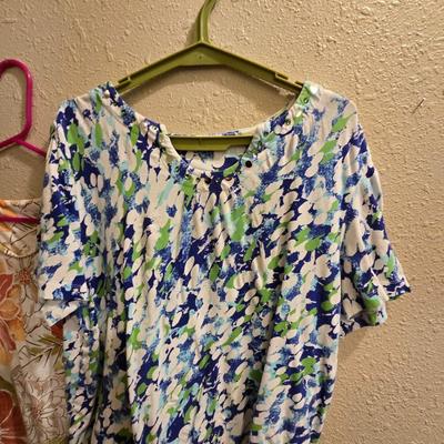 Womens tops = short sleeve - no tags