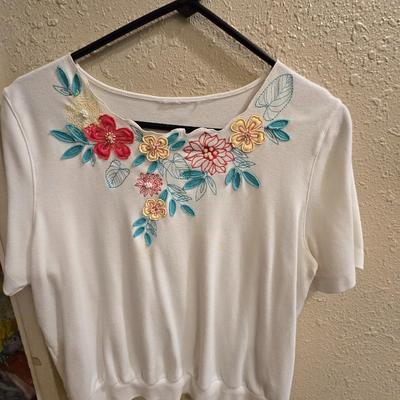 Women's short sleeve shirts - no tags