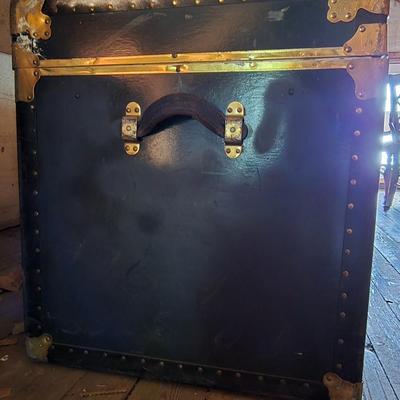 LOT 3: Luggage Trunk with Tray