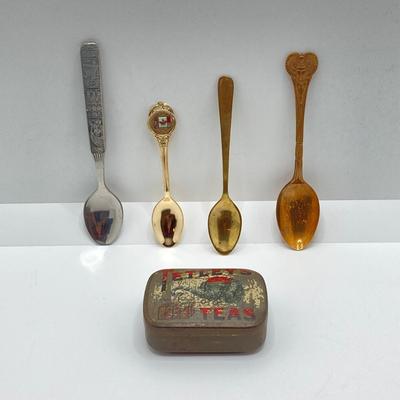 LOT 74: Trinkets and Trinket Holders - Brass Cricket Box, Handcrafted Trinket Basket, Occupied Japan Miniature Pottery, Roosters and...